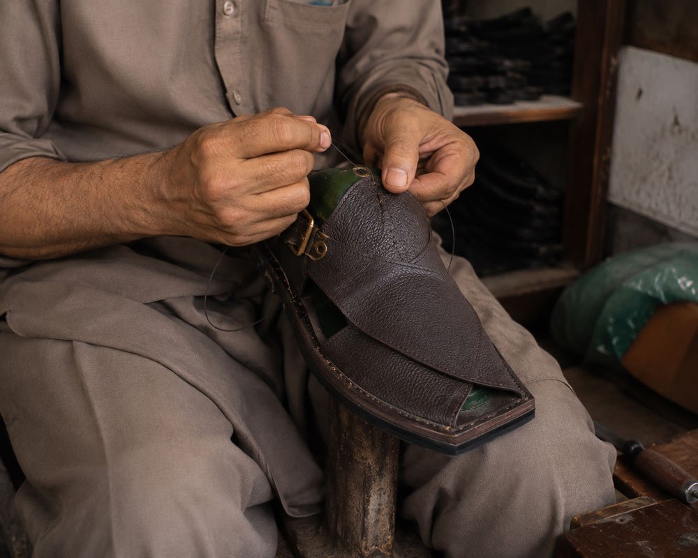 Artisan-Making-Peshawari-Chappal